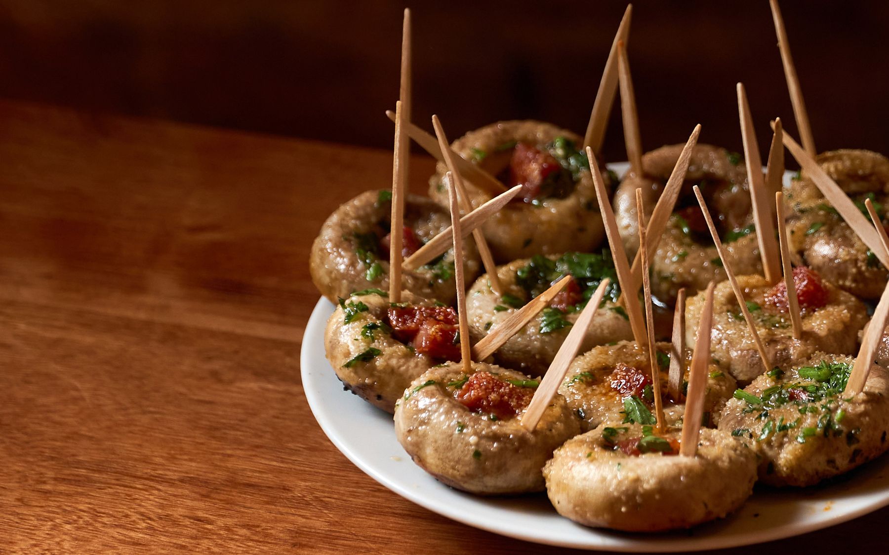 Ración de champiñones a la plancha con chorizo y sus palillos